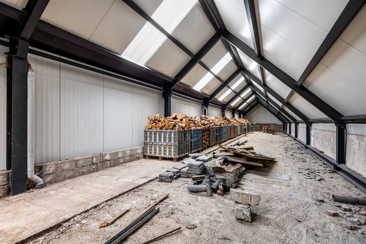 UNIEKE EIGENDOM MET 24 PAARDENSTALLEN EN BINNENPISTE OP CA 10 HECTARE TE PAAL-BERINGEN