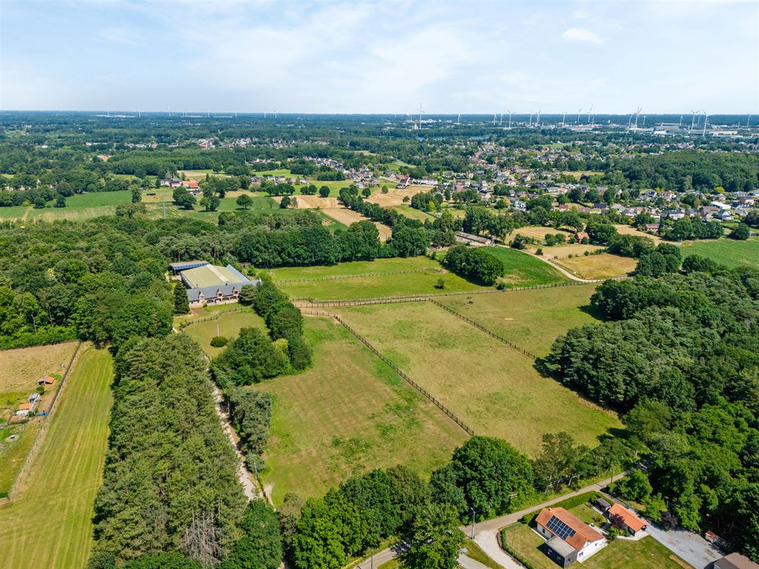 UNIEKE EIGENDOM MET 24 PAARDENSTALLEN EN BINNENPISTE OP CA 10 HECTARE TE PAAL-BERINGEN