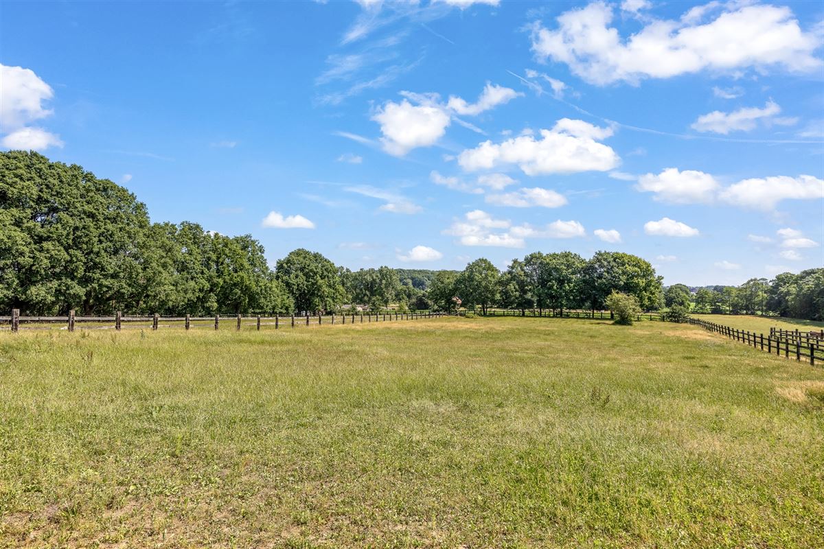 UNIEKE EIGENDOM MET 24 PAARDENSTALLEN EN BINNENPISTE OP CA 10 HECTARE TE PAAL-BERINGEN