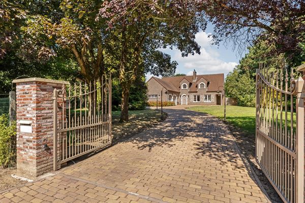 PERFECT ONDERHOUDEN WONING OP EEN PRACHTIG PERCEEL VAN 1,3 HECTARE IN KOERSEL