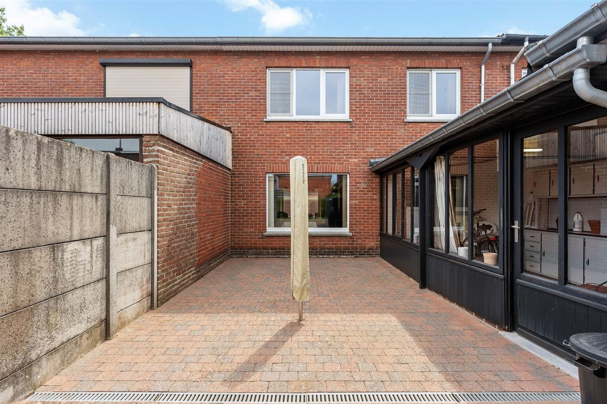 PERFECT ONDERHOUDEN WONING MET ACHTERINRIT NAAR TUIN IN BERINGEN CENTRUM