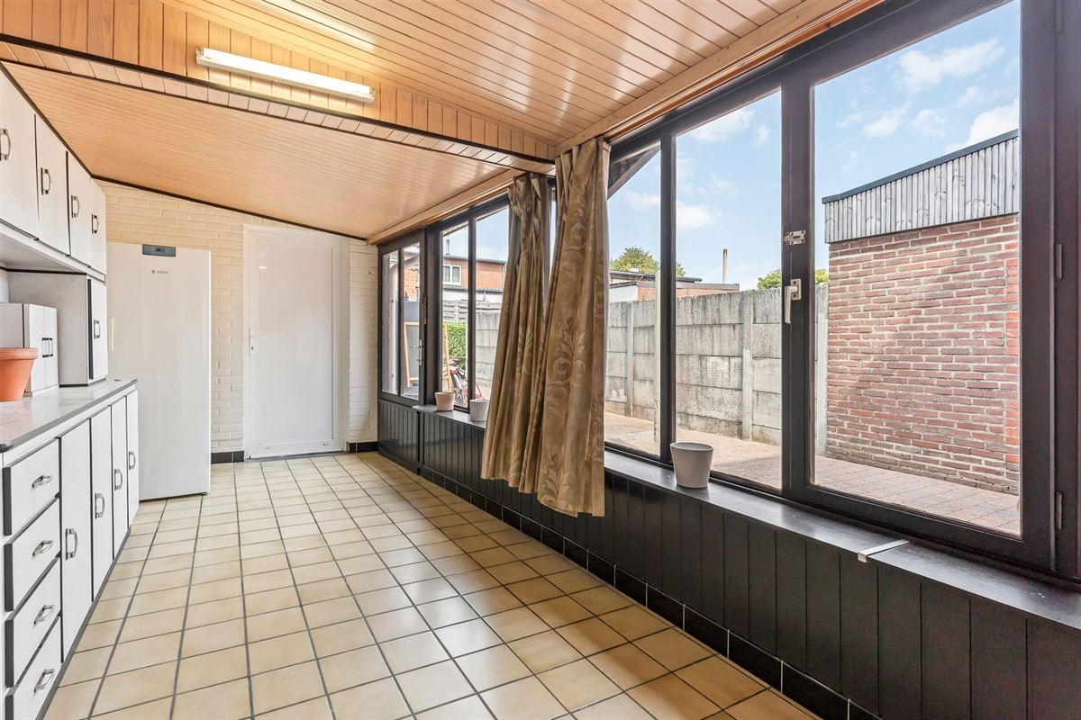 PERFECT ONDERHOUDEN WONING MET ACHTERINRIT NAAR TUIN IN BERINGEN CENTRUM