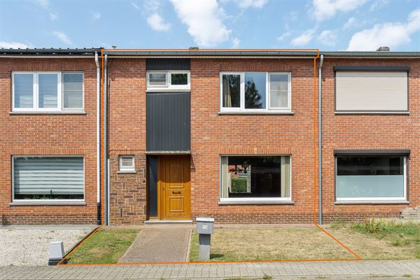 PERFECT ONDERHOUDEN WONING MET ACHTERINRIT NAAR TUIN IN BERINGEN CENTRUM