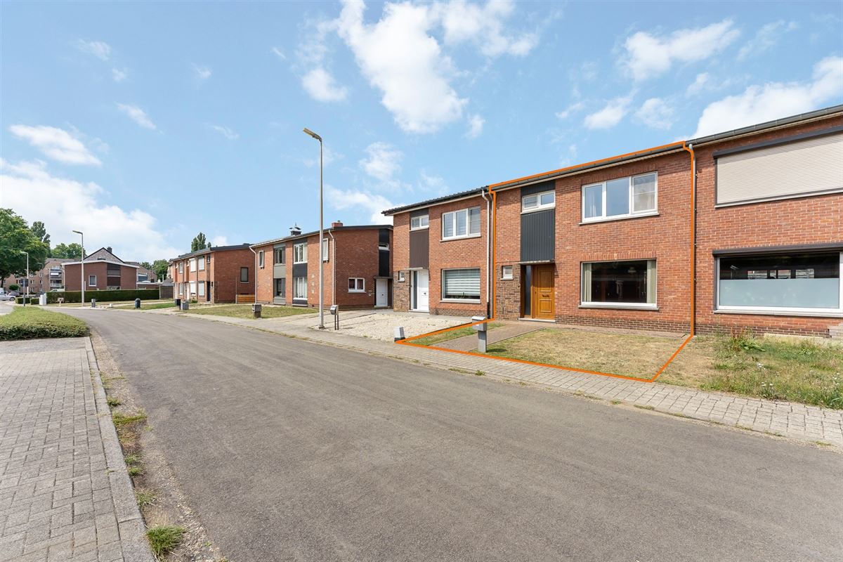 PERFECT ONDERHOUDEN WONING MET ACHTERINRIT NAAR TUIN IN BERINGEN CENTRUM