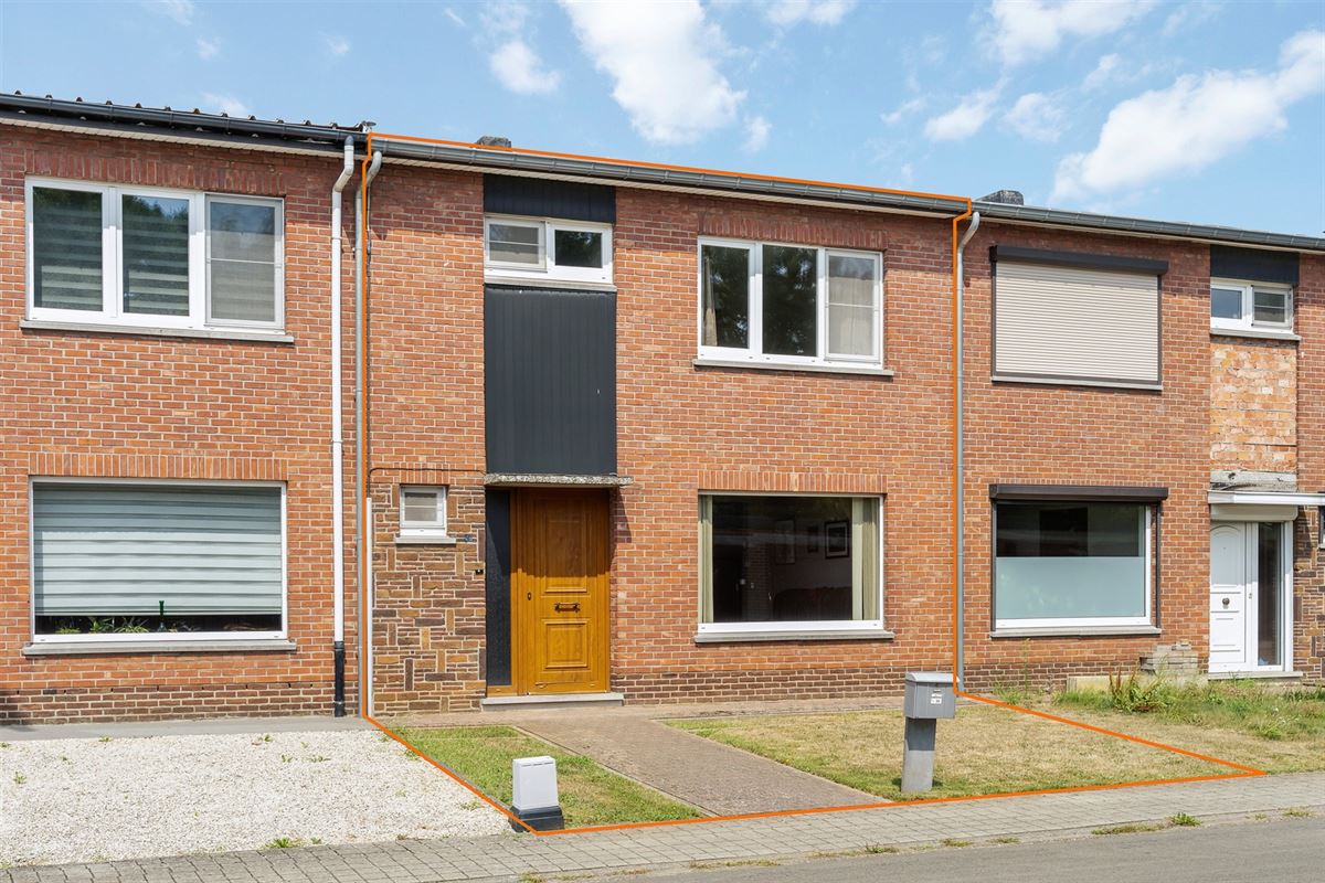 PERFECT ONDERHOUDEN WONING MET ACHTERINRIT NAAR TUIN IN BERINGEN CENTRUM