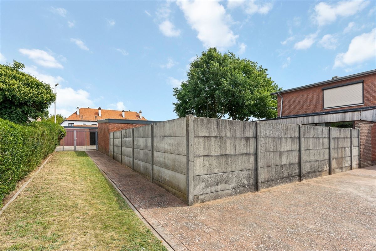 PERFECT ONDERHOUDEN WONING MET ACHTERINRIT NAAR TUIN IN BERINGEN CENTRUM