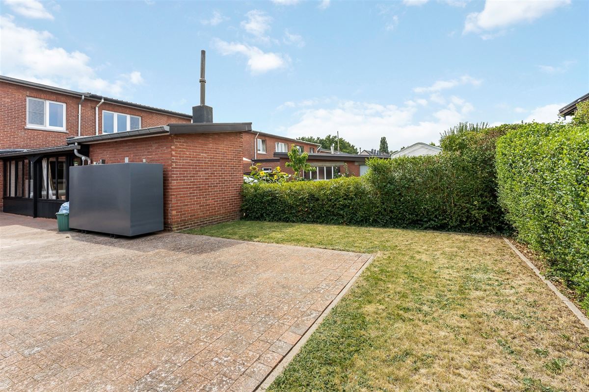 PERFECT ONDERHOUDEN WONING MET ACHTERINRIT NAAR TUIN IN BERINGEN CENTRUM