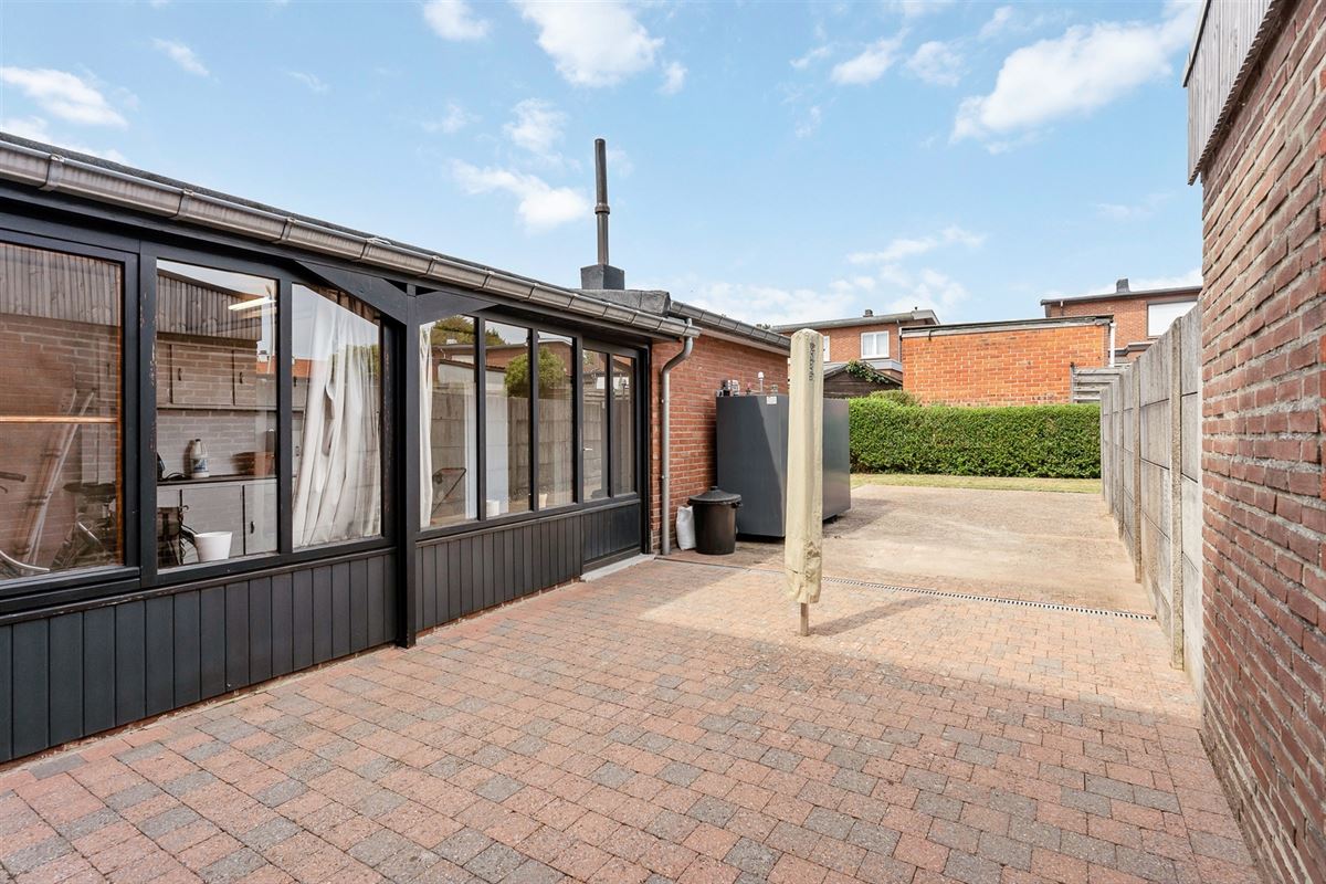 PERFECT ONDERHOUDEN WONING MET ACHTERINRIT NAAR TUIN IN BERINGEN CENTRUM