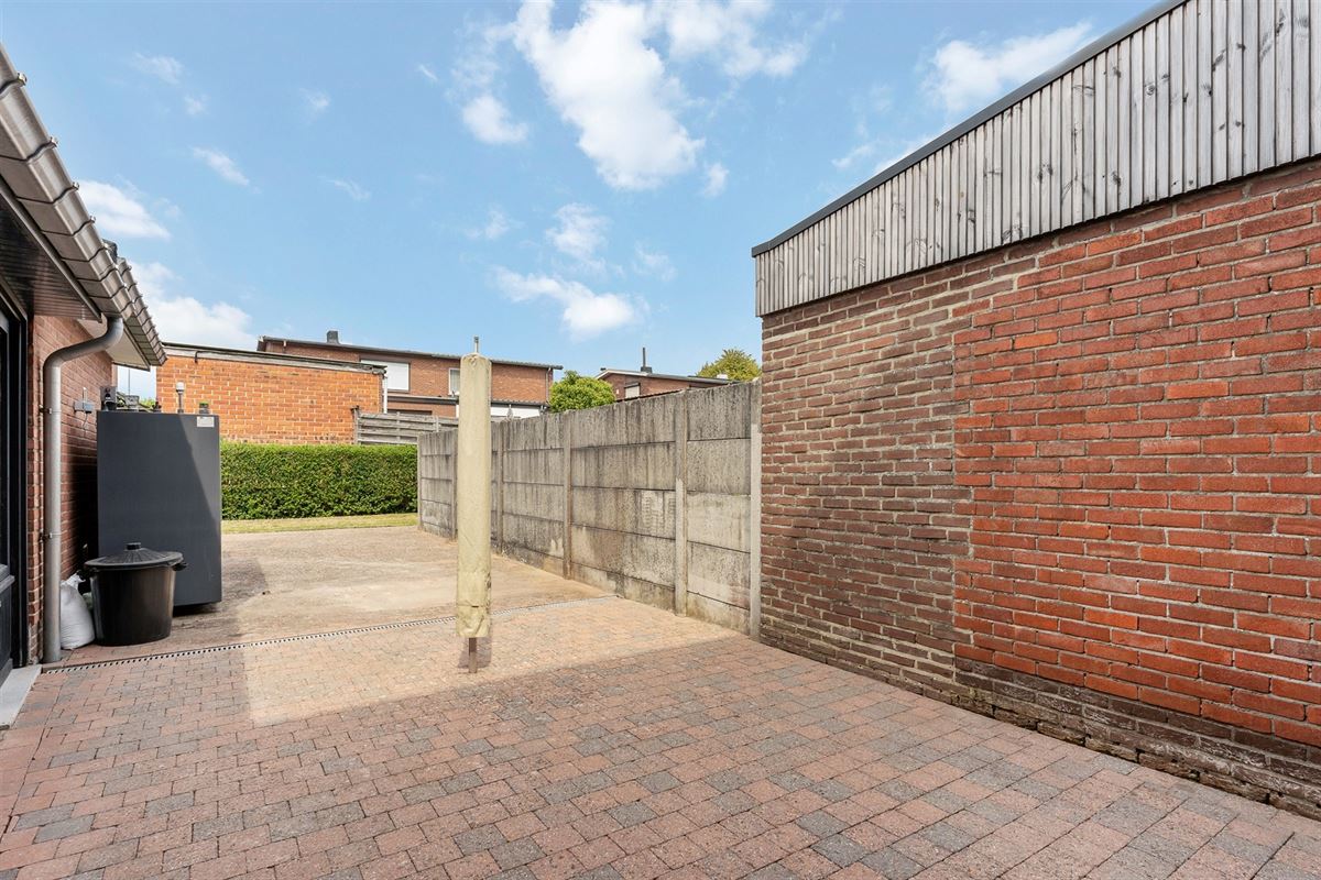 PERFECT ONDERHOUDEN WONING MET ACHTERINRIT NAAR TUIN IN BERINGEN CENTRUM