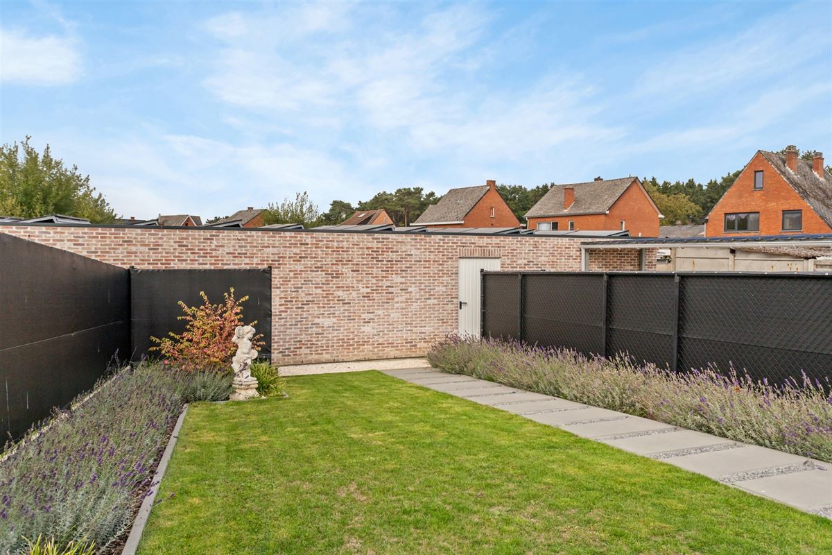 RECENT GELIJKVLOERS APPARTEMENT MET BIJHOREND TERRAS EN RUIME PRIVATE TUIN GELEGEN TE MEERHOUT