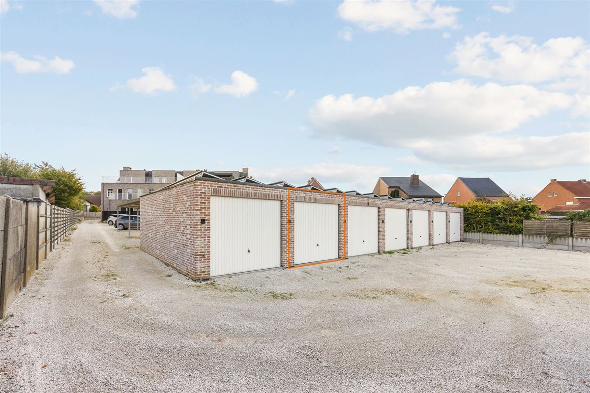 RECENT GELIJKVLOERS APPARTEMENT MET BIJHOREND TERRAS EN RUIME PRIVATE TUIN GELEGEN TE MEERHOUT