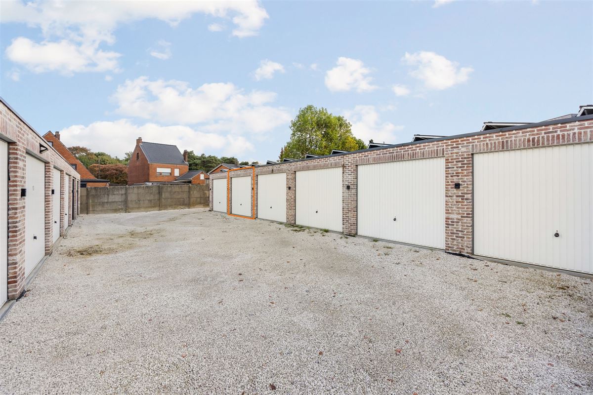 RECENT GELIJKVLOERS APPARTEMENT MET BIJHOREND TERRAS EN RUIME PRIVATE TUIN GELEGEN TE MEERHOUT