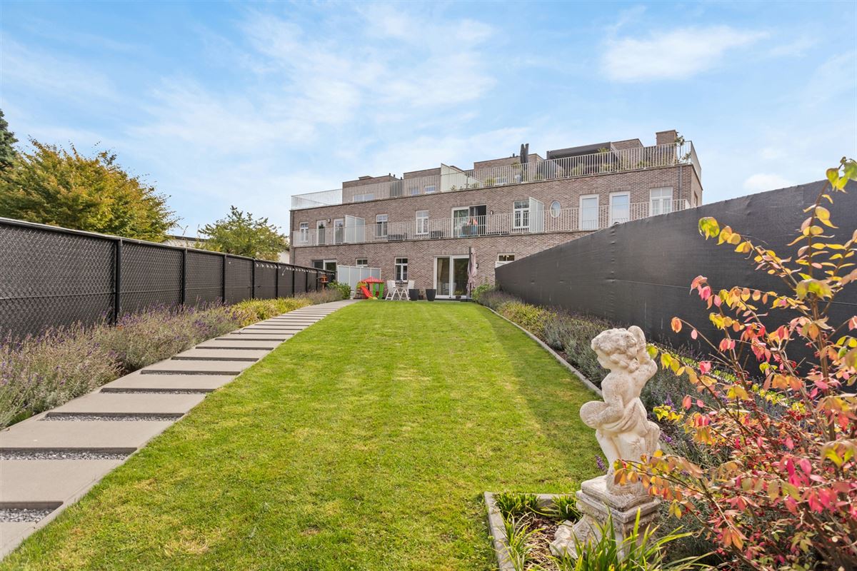RECENT GELIJKVLOERS APPARTEMENT MET BIJHOREND TERRAS EN RUIME PRIVATE TUIN GELEGEN TE MEERHOUT