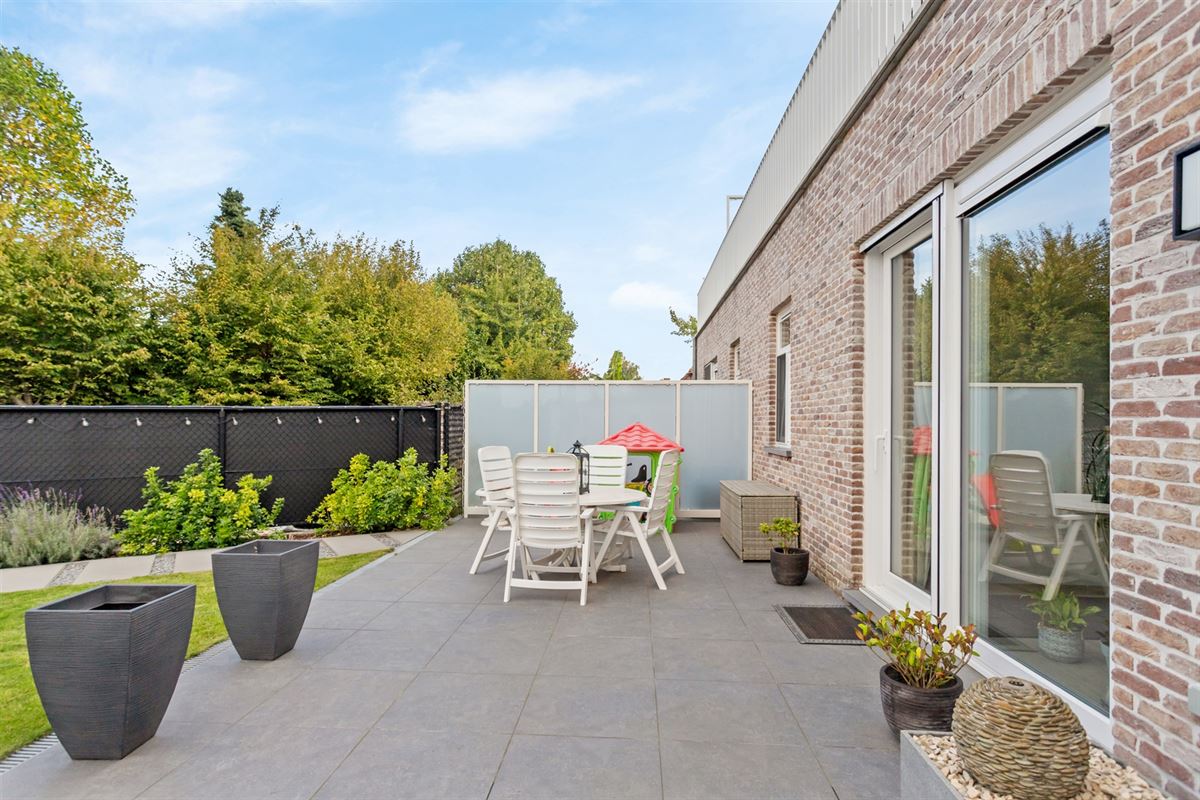 RECENT GELIJKVLOERS APPARTEMENT MET BIJHOREND TERRAS EN RUIME PRIVATE TUIN GELEGEN TE MEERHOUT