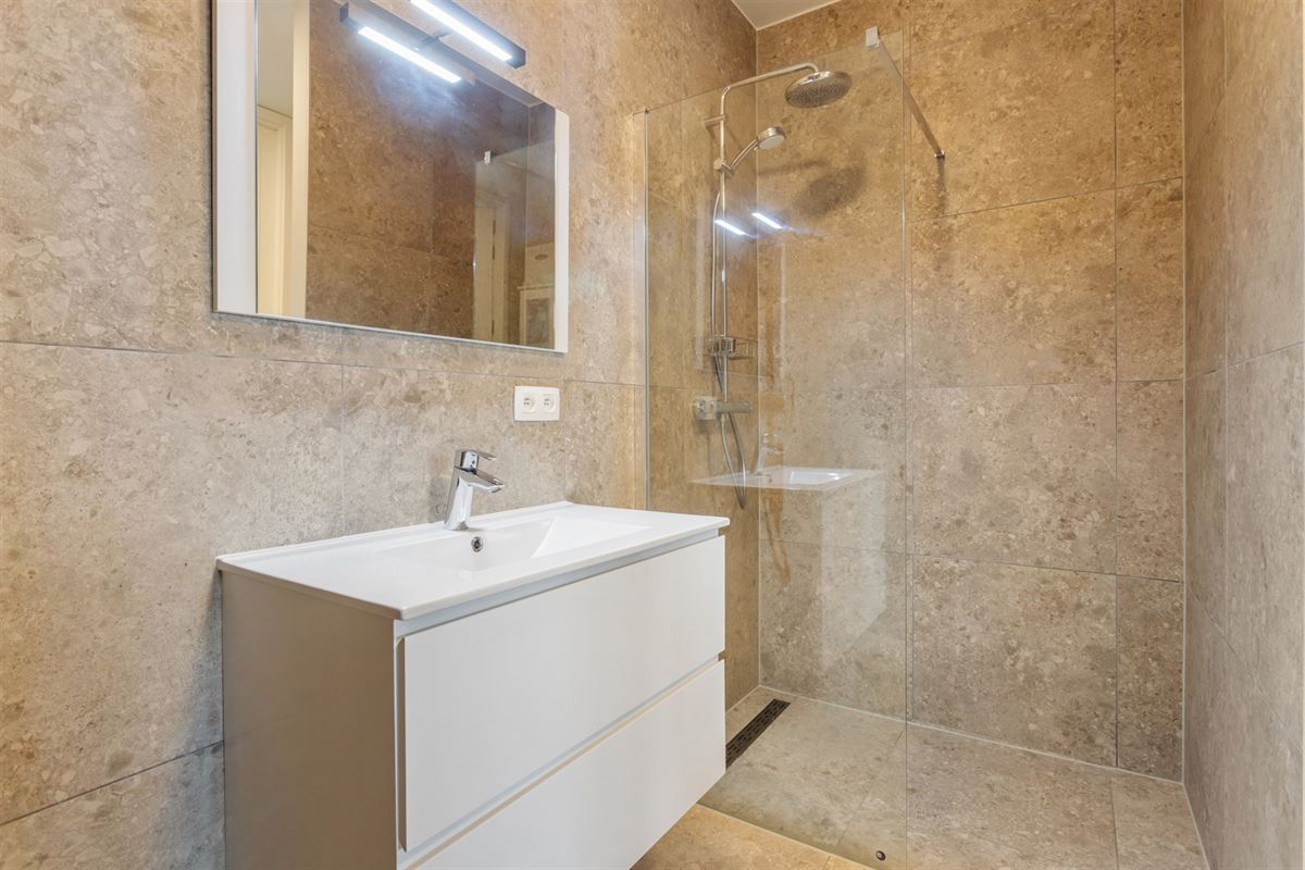 RECENT GELIJKVLOERS APPARTEMENT MET BIJHOREND TERRAS EN RUIME PRIVATE TUIN GELEGEN TE MEERHOUT
