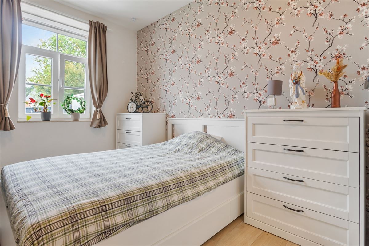 RECENT GELIJKVLOERS APPARTEMENT MET BIJHOREND TERRAS EN RUIME PRIVATE TUIN GELEGEN TE MEERHOUT