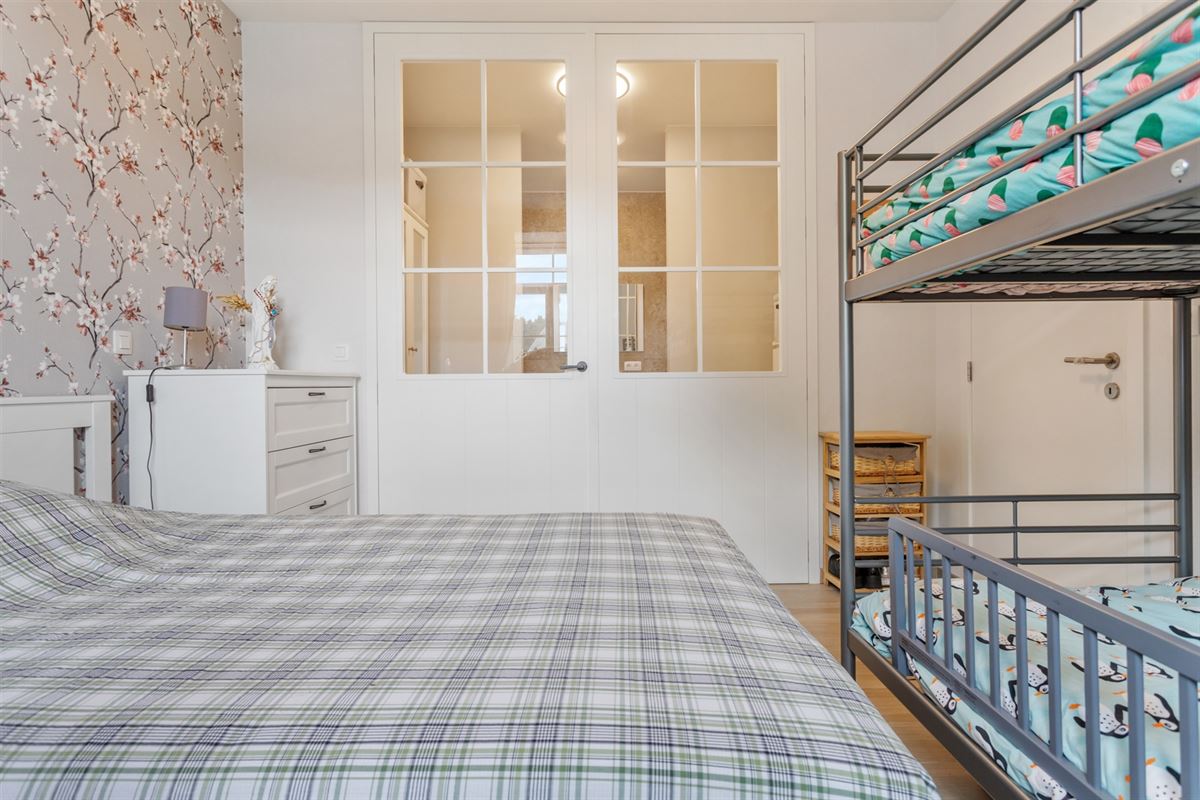 RECENT GELIJKVLOERS APPARTEMENT MET BIJHOREND TERRAS EN RUIME PRIVATE TUIN GELEGEN TE MEERHOUT