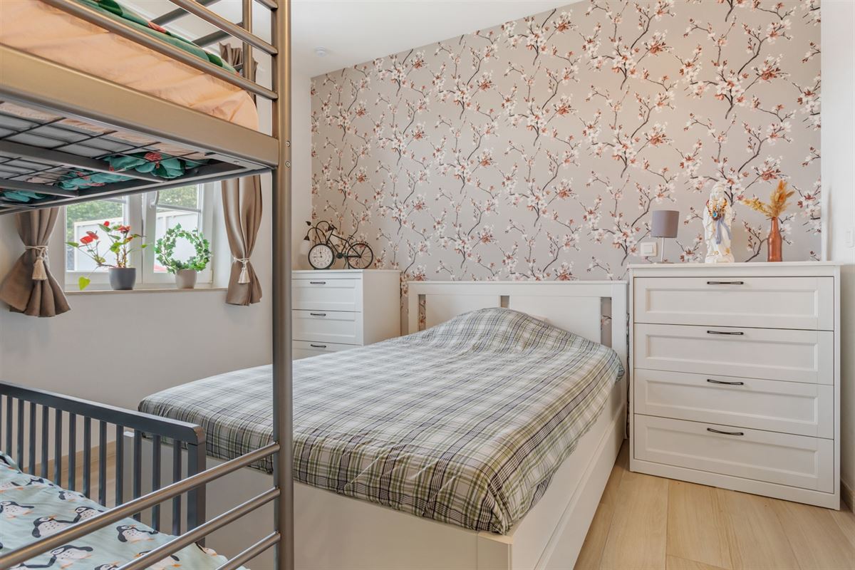 RECENT GELIJKVLOERS APPARTEMENT MET BIJHOREND TERRAS EN RUIME PRIVATE TUIN GELEGEN TE MEERHOUT