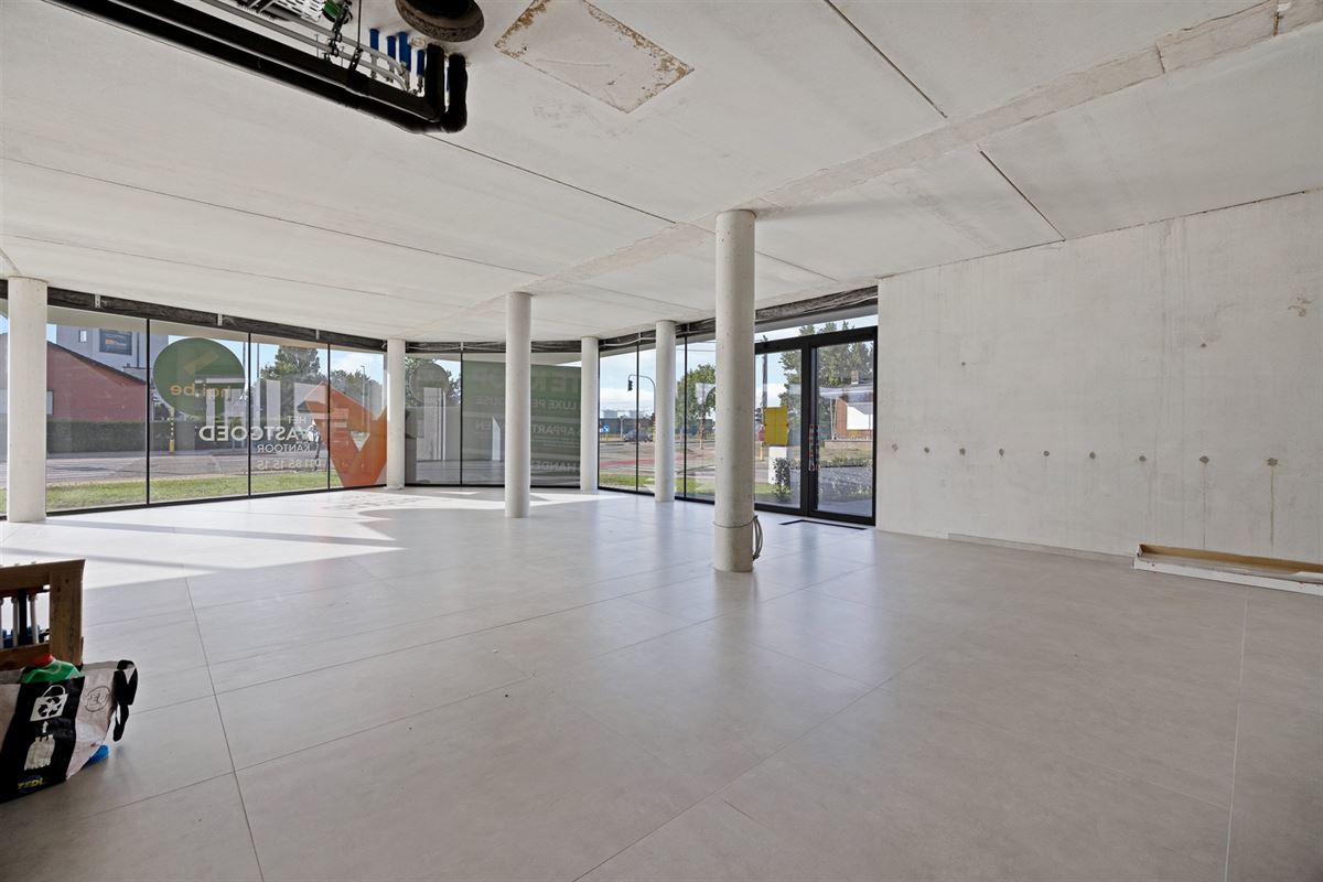 HANDELSPAND VAN 112M² MET 4 AUTOSTAANPLAATSEN OP COMMERCIËLE TOPLIGGING TE BERINGEN!