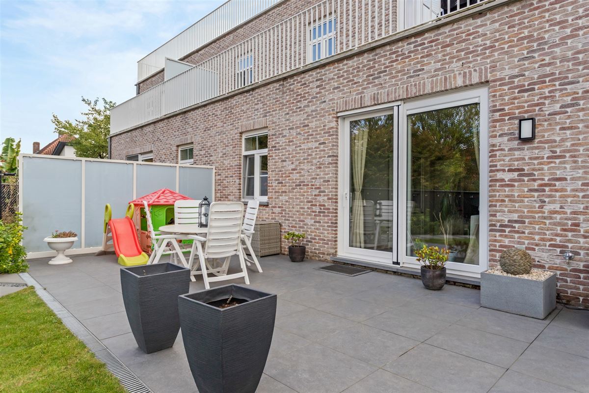 RECENT GELIJKVLOERS APPARTEMENT MET BIJHOREND TERRAS EN RUIME PRIVATE TUIN GELEGEN TE MEERHOUT
