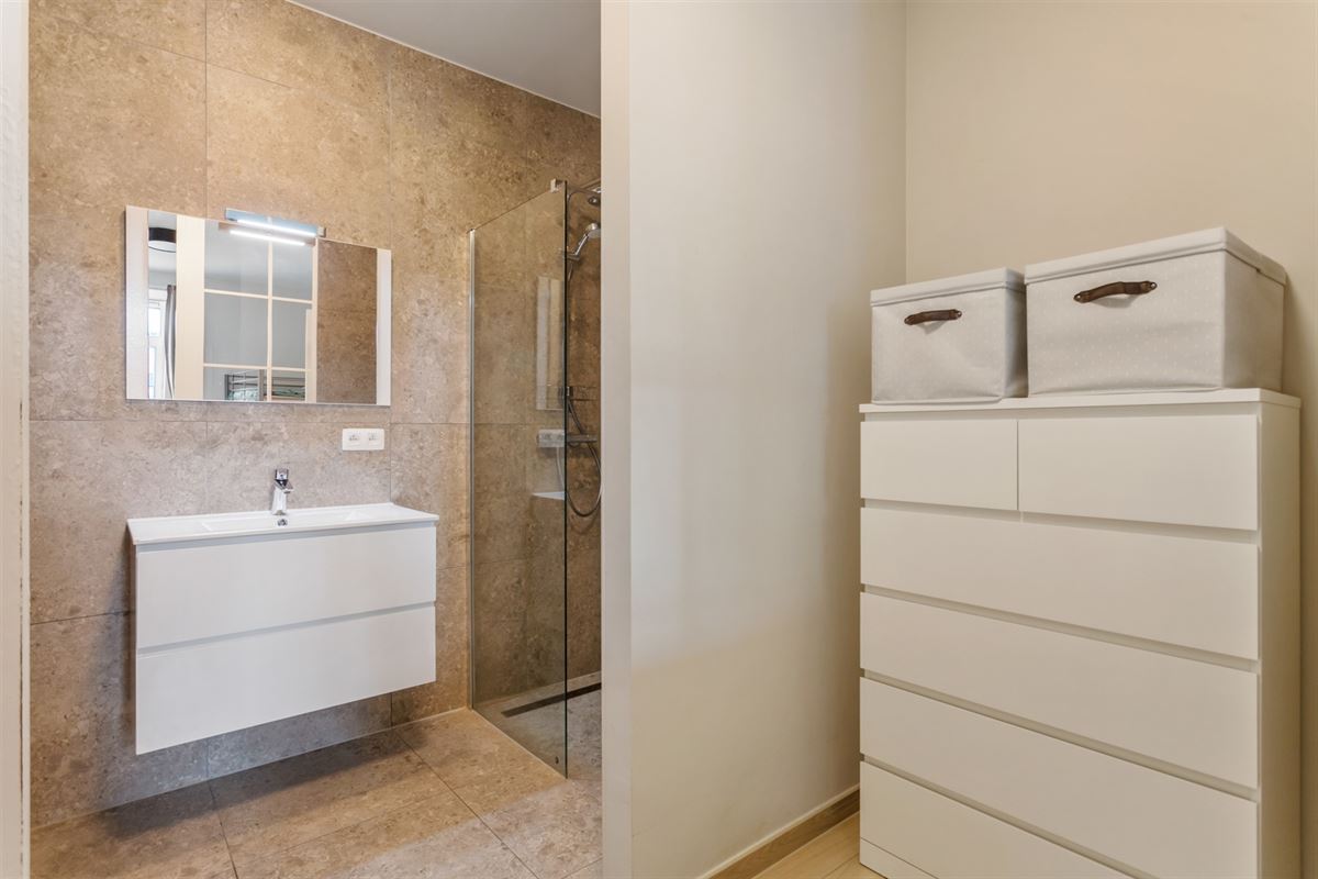 RECENT GELIJKVLOERS APPARTEMENT MET BIJHOREND TERRAS EN RUIME PRIVATE TUIN GELEGEN TE MEERHOUT