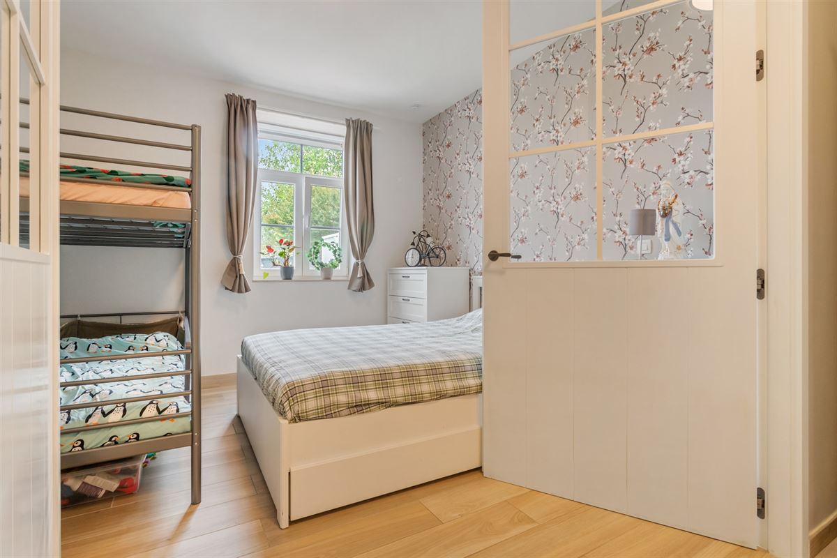 RECENT GELIJKVLOERS APPARTEMENT MET BIJHOREND TERRAS EN RUIME PRIVATE TUIN GELEGEN TE MEERHOUT