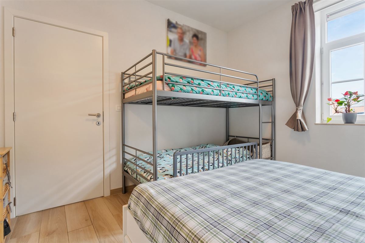 RECENT GELIJKVLOERS APPARTEMENT MET BIJHOREND TERRAS EN RUIME PRIVATE TUIN GELEGEN TE MEERHOUT