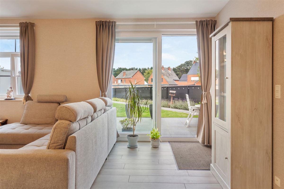 RECENT GELIJKVLOERS APPARTEMENT MET BIJHOREND TERRAS EN RUIME PRIVATE TUIN GELEGEN TE MEERHOUT