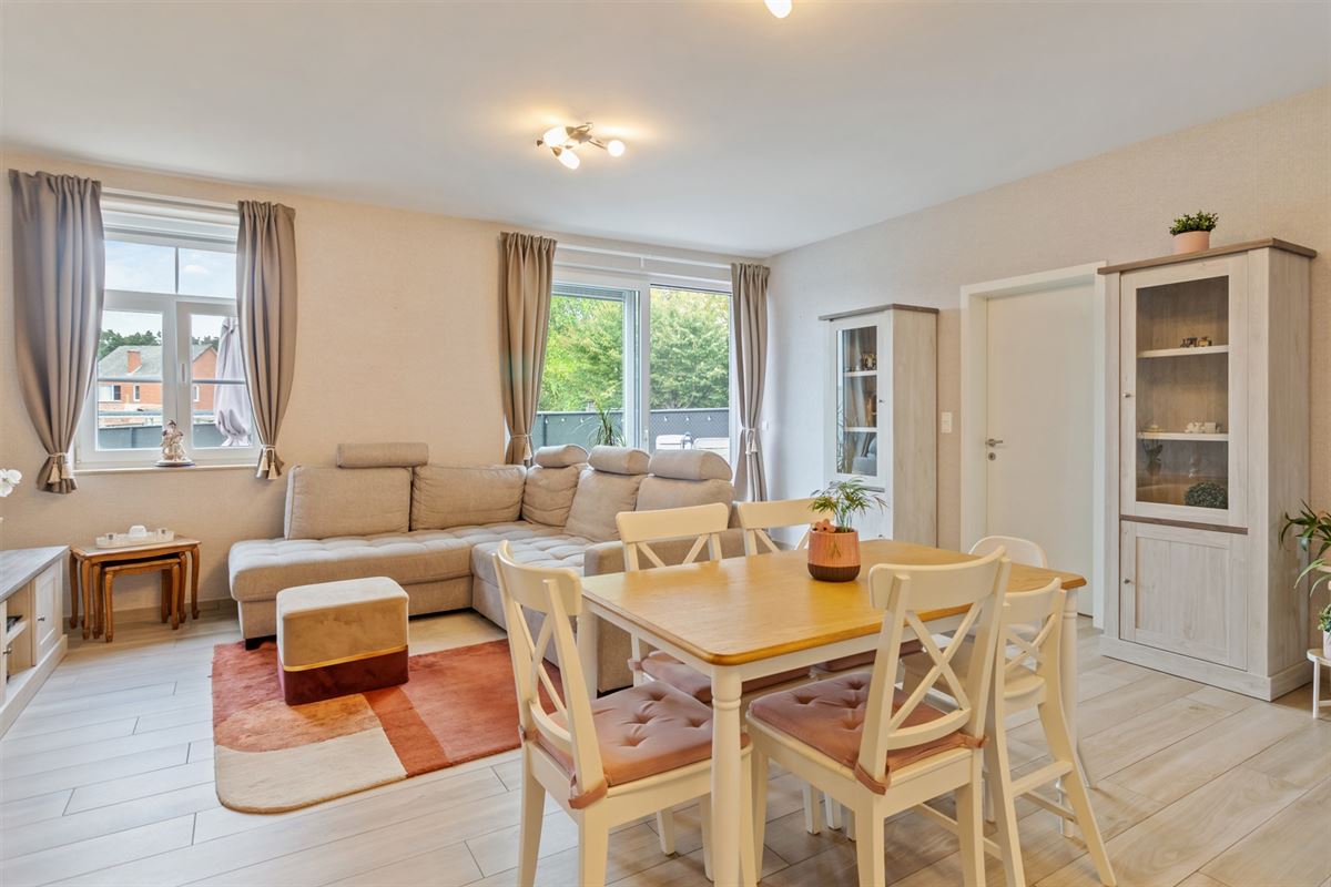 RECENT GELIJKVLOERS APPARTEMENT MET BIJHOREND TERRAS EN RUIME PRIVATE TUIN GELEGEN TE MEERHOUT