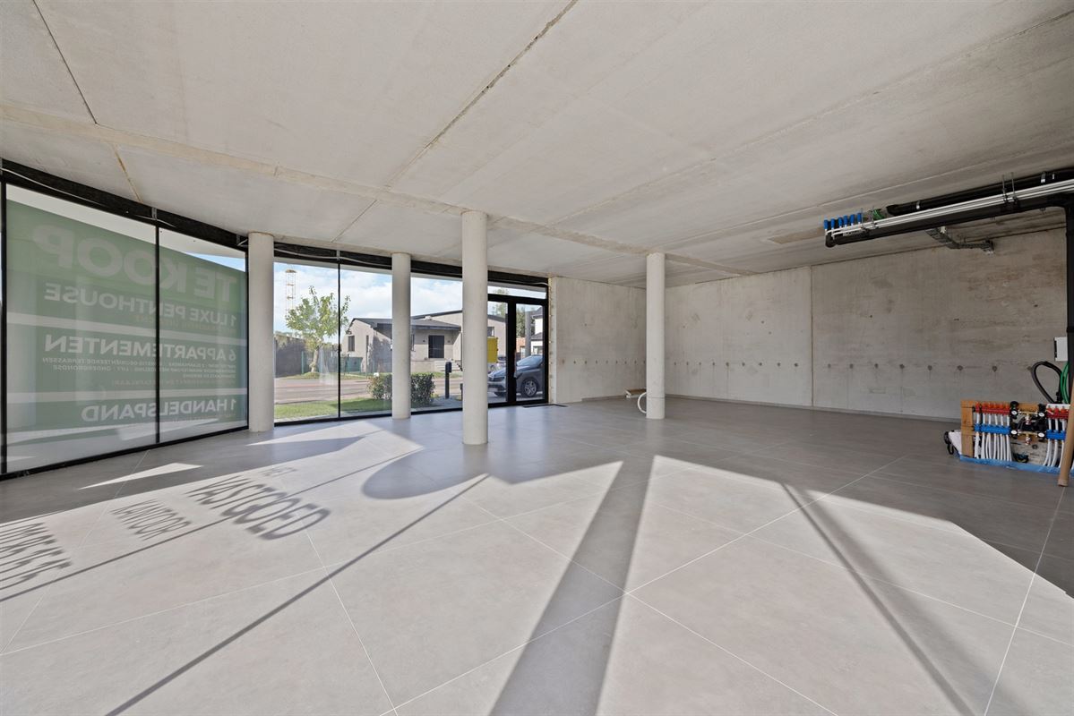 HANDELSPAND VAN 112M² MET 4 AUTOSTAANPLAATSEN OP COMMERCIËLE TOPLIGGING TE BERINGEN!