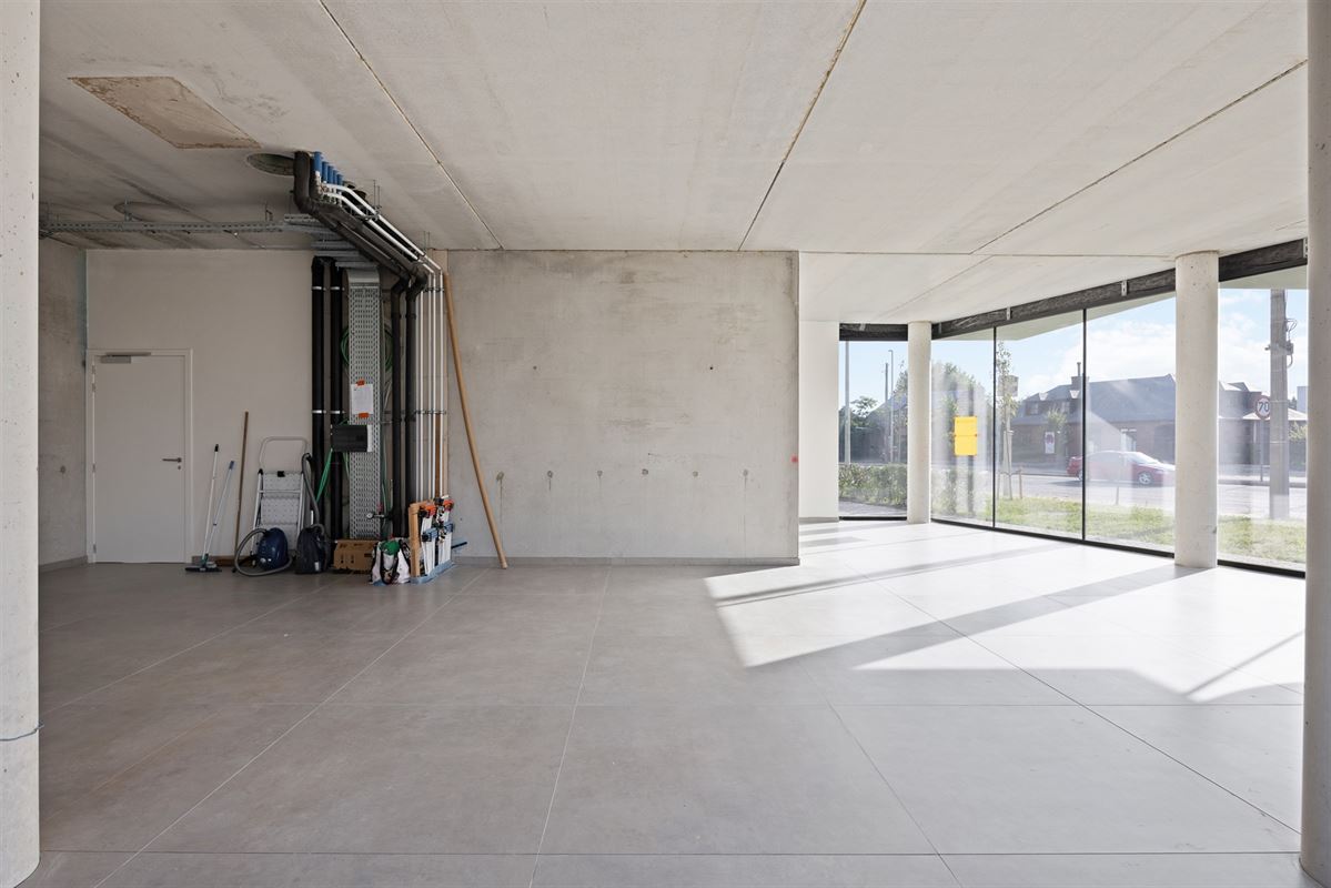 HANDELSPAND VAN 112M² MET 4 AUTOSTAANPLAATSEN OP COMMERCIËLE TOPLIGGING TE BERINGEN!