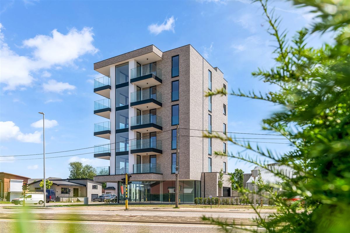HANDELSPAND VAN 112M² MET 4 AUTOSTAANPLAATSEN OP COMMERCIËLE TOPLIGGING TE BERINGEN!