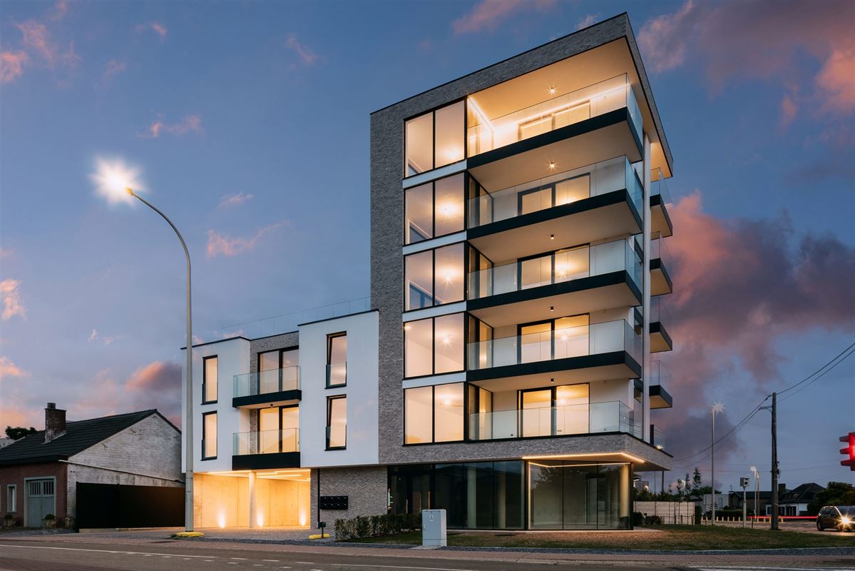 HANDELSPAND VAN 112M² MET 4 AUTOSTAANPLAATSEN OP COMMERCIËLE TOPLIGGING TE BERINGEN!