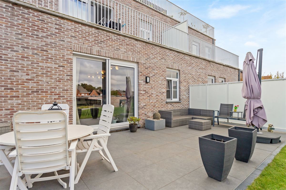 RECENT GELIJKVLOERS APPARTEMENT MET BIJHOREND TERRAS EN RUIME PRIVATE TUIN GELEGEN TE MEERHOUT