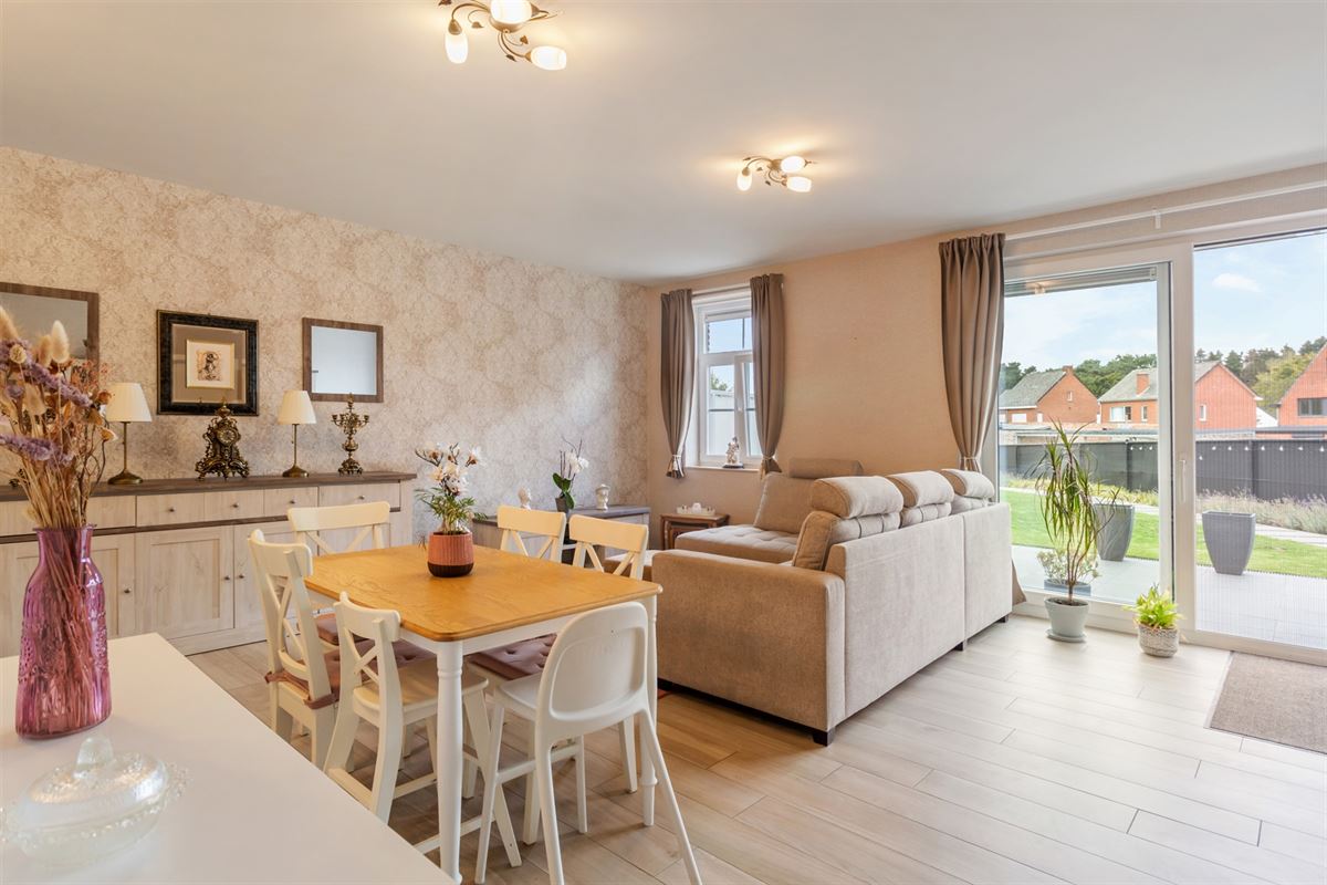 RECENT GELIJKVLOERS APPARTEMENT MET BIJHOREND TERRAS EN RUIME PRIVATE TUIN GELEGEN TE MEERHOUT