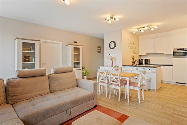 RECENT GELIJKVLOERS APPARTEMENT MET BIJHOREND TERRAS EN RUIME PRIVATE TUIN GELEGEN TE MEERHOUT