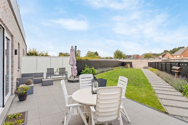 RECENT GELIJKVLOERS APPARTEMENT MET BIJHOREND TERRAS EN RUIME PRIVATE TUIN GELEGEN TE MEERHOUT