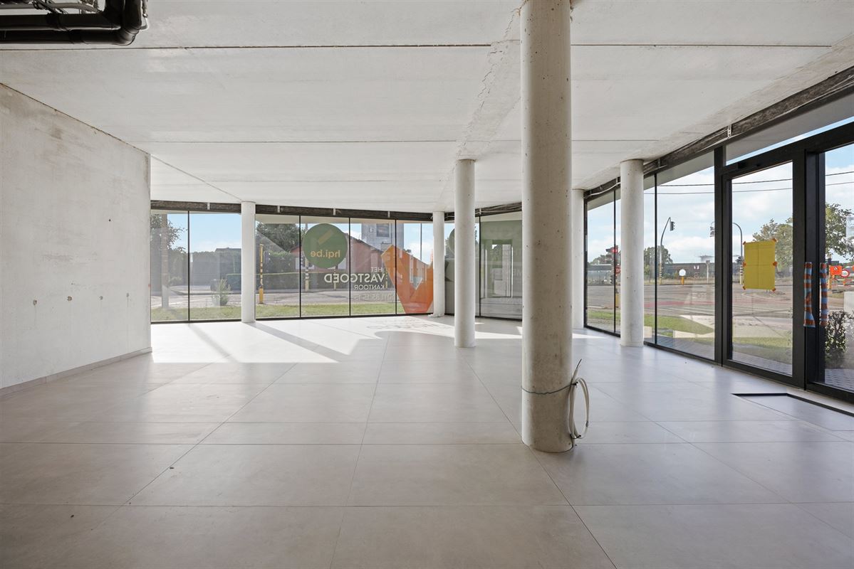 HANDELSPAND VAN 112M² MET 4 AUTOSTAANPLAATSEN OP COMMERCIËLE TOPLIGGING TE BERINGEN!