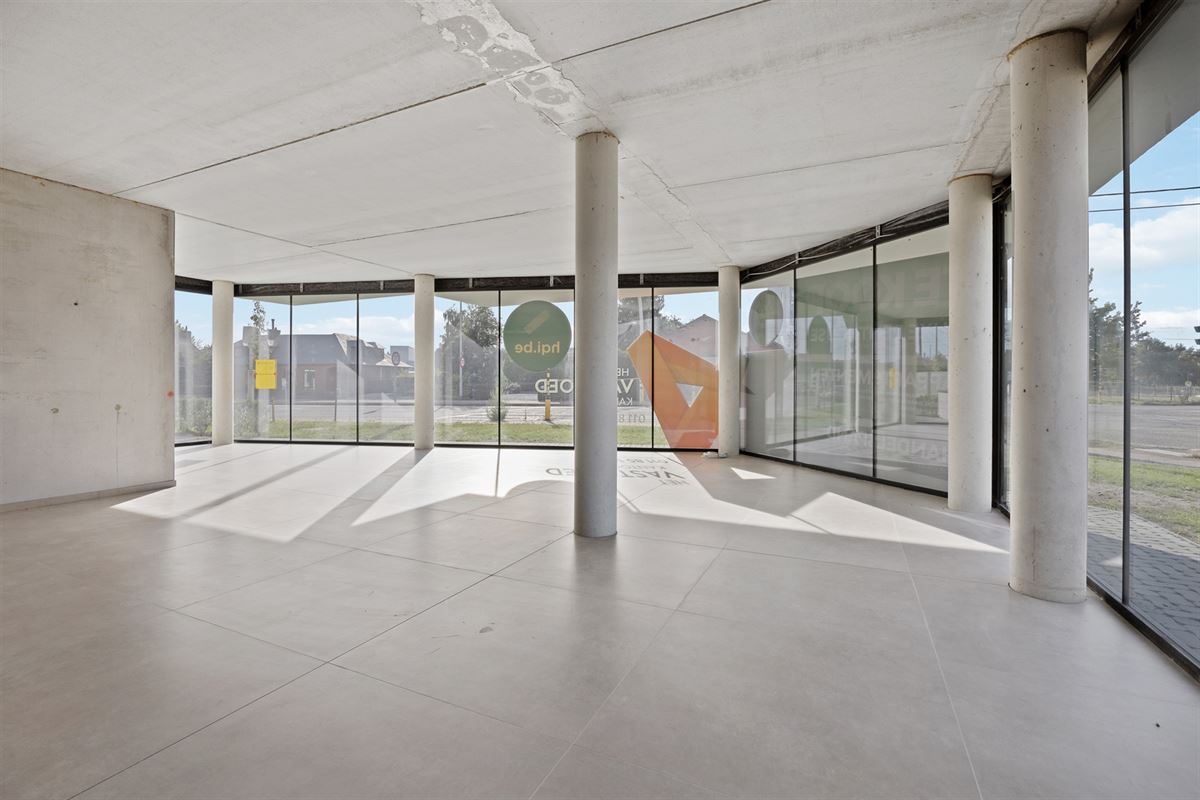 HANDELSPAND VAN 112M² MET 4 AUTOSTAANPLAATSEN OP COMMERCIËLE TOPLIGGING TE BERINGEN!