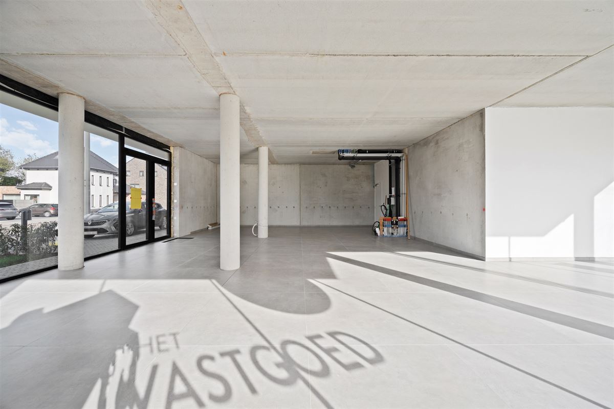 HANDELSPAND VAN 112M² MET 4 AUTOSTAANPLAATSEN OP COMMERCIËLE TOPLIGGING TE BERINGEN!