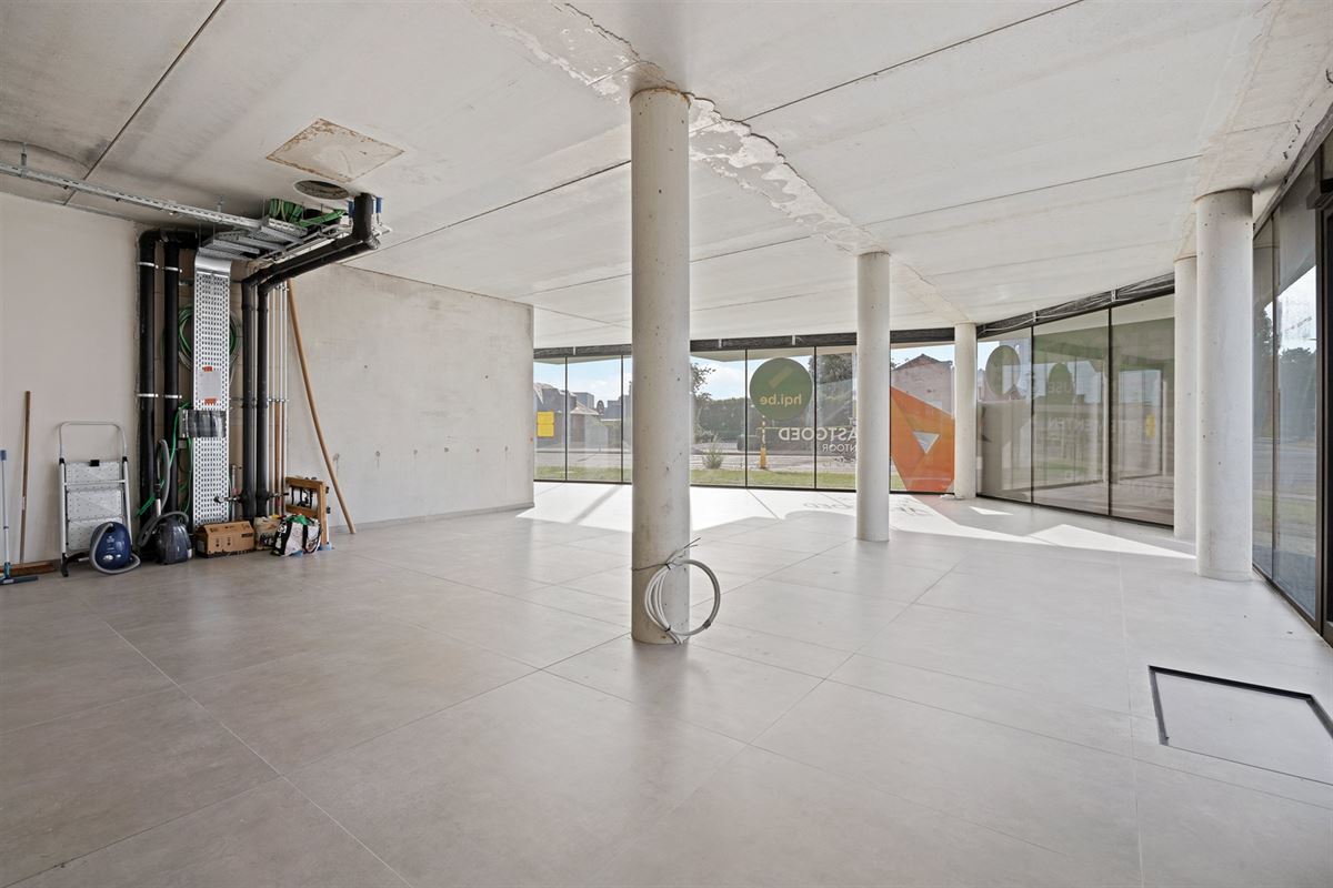 HANDELSPAND VAN 112M² MET 4 AUTOSTAANPLAATSEN OP COMMERCIËLE TOPLIGGING TE BERINGEN!