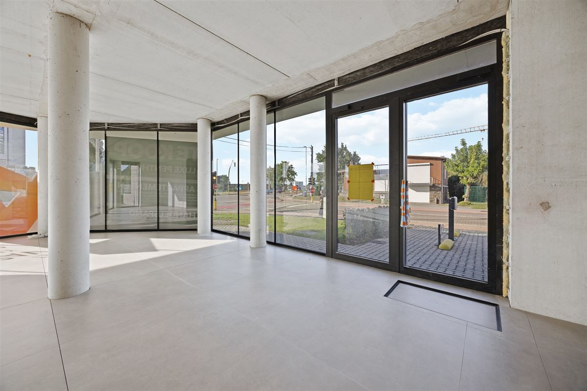 HANDELSPAND VAN 112M² MET 4 AUTOSTAANPLAATSEN OP COMMERCIËLE TOPLIGGING TE BERINGEN!