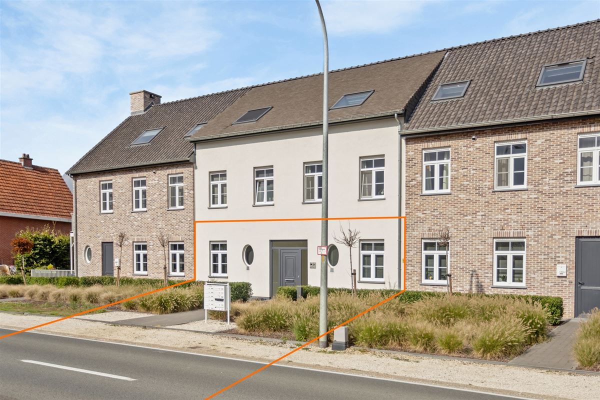 RECENT GELIJKVLOERS APPARTEMENT MET BIJHOREND TERRAS EN RUIME PRIVATE TUIN GELEGEN TE MEERHOUT