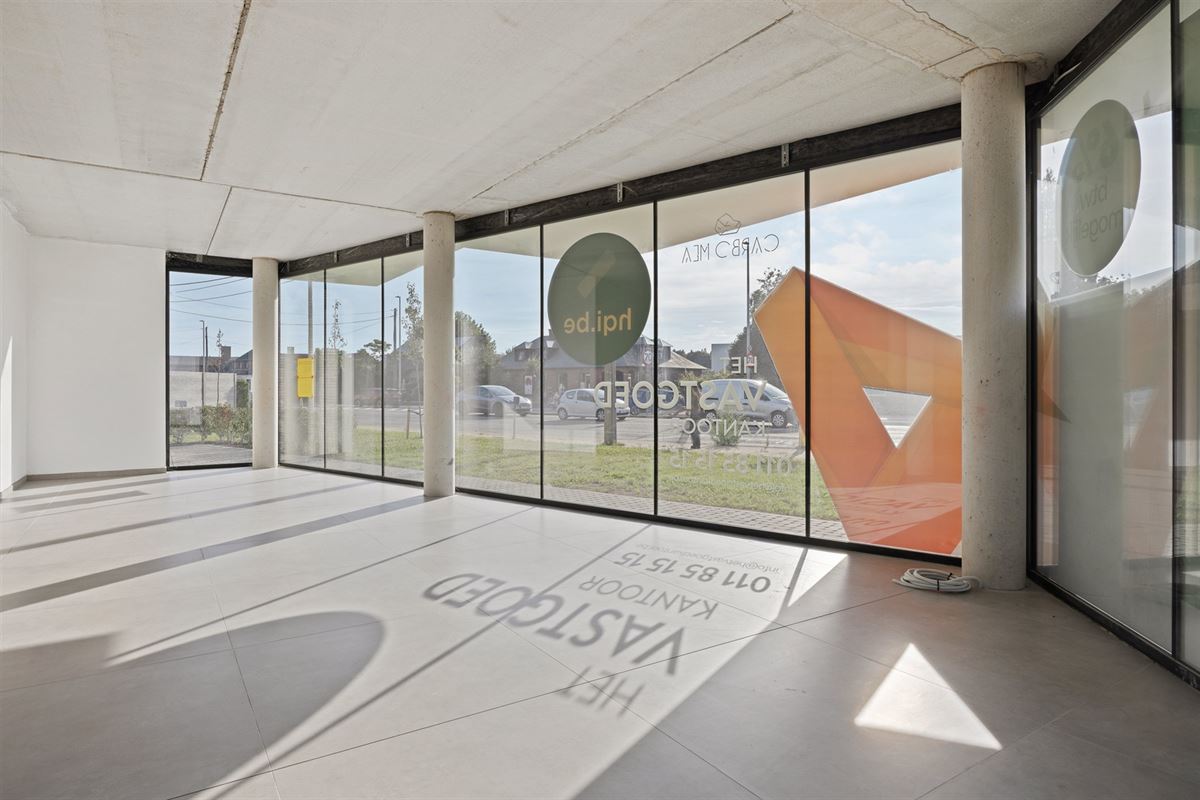HANDELSPAND VAN 112M² MET 4 AUTOSTAANPLAATSEN OP COMMERCIËLE TOPLIGGING TE BERINGEN!