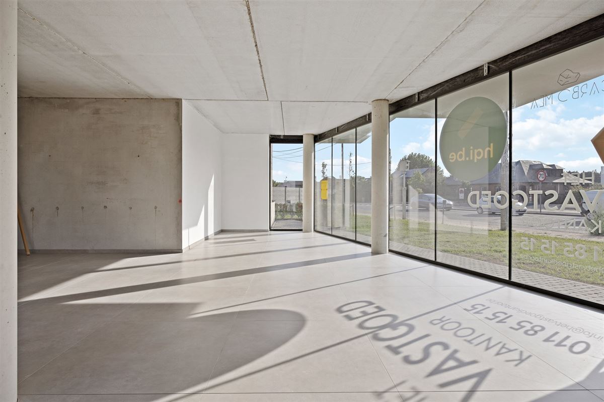 HANDELSPAND VAN 112M² MET 4 AUTOSTAANPLAATSEN OP COMMERCIËLE TOPLIGGING TE BERINGEN!