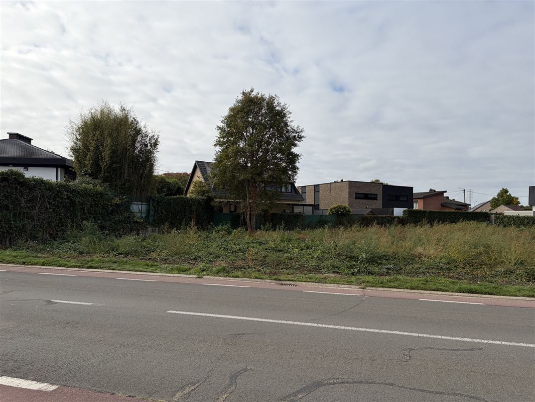 BOUWGROND VAN 6A18CA VOOR OPEN BEBOUWING MET STRAATBREEDT VAN MAAR LIEFST 23M NABIJ PAAL-DORP