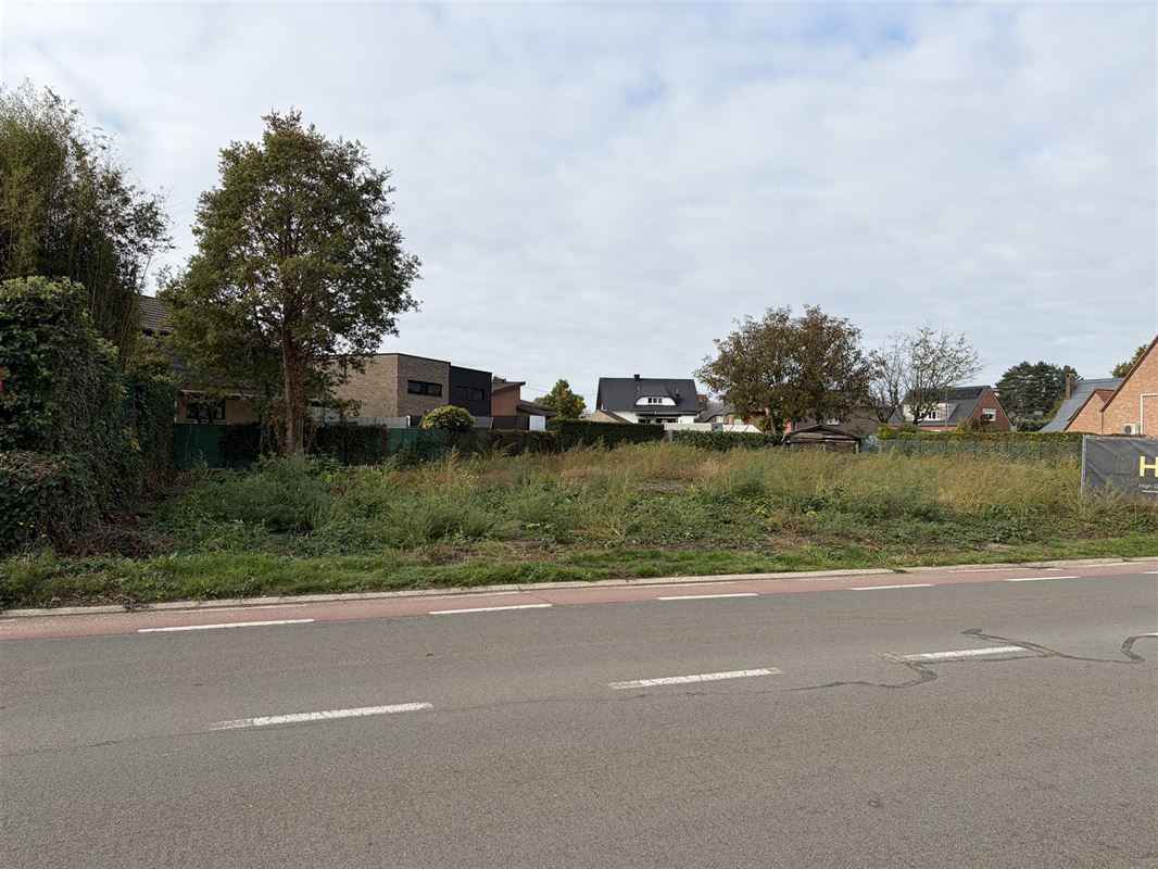 BOUWGROND VAN 6A18CA VOOR OPEN BEBOUWING MET STRAATBREEDT VAN MAAR LIEFST 23M NABIJ PAAL-DORP