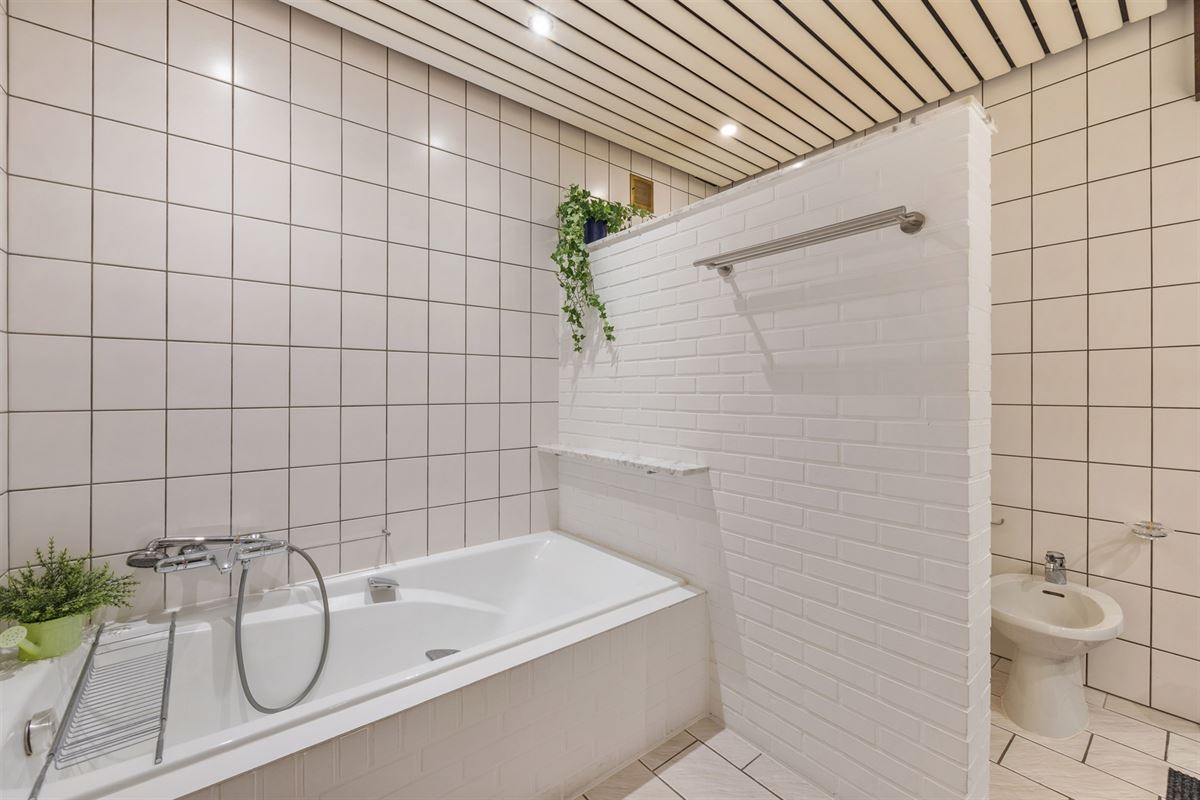 HEEL GOED ONDERHOUDEN WONING MET 3 SLAAPKAMERS UITERST RUSTIG GELEGEN OP EEN PERCEEL VAN 14A TE HEPPEN