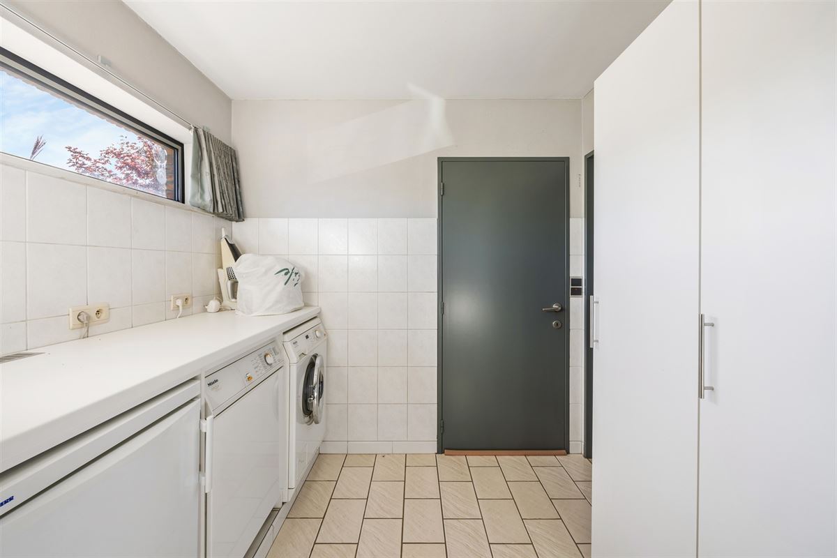 HEEL GOED ONDERHOUDEN WONING MET 3 SLAAPKAMERS UITERST RUSTIG GELEGEN OP EEN PERCEEL VAN 14A TE HEPPEN