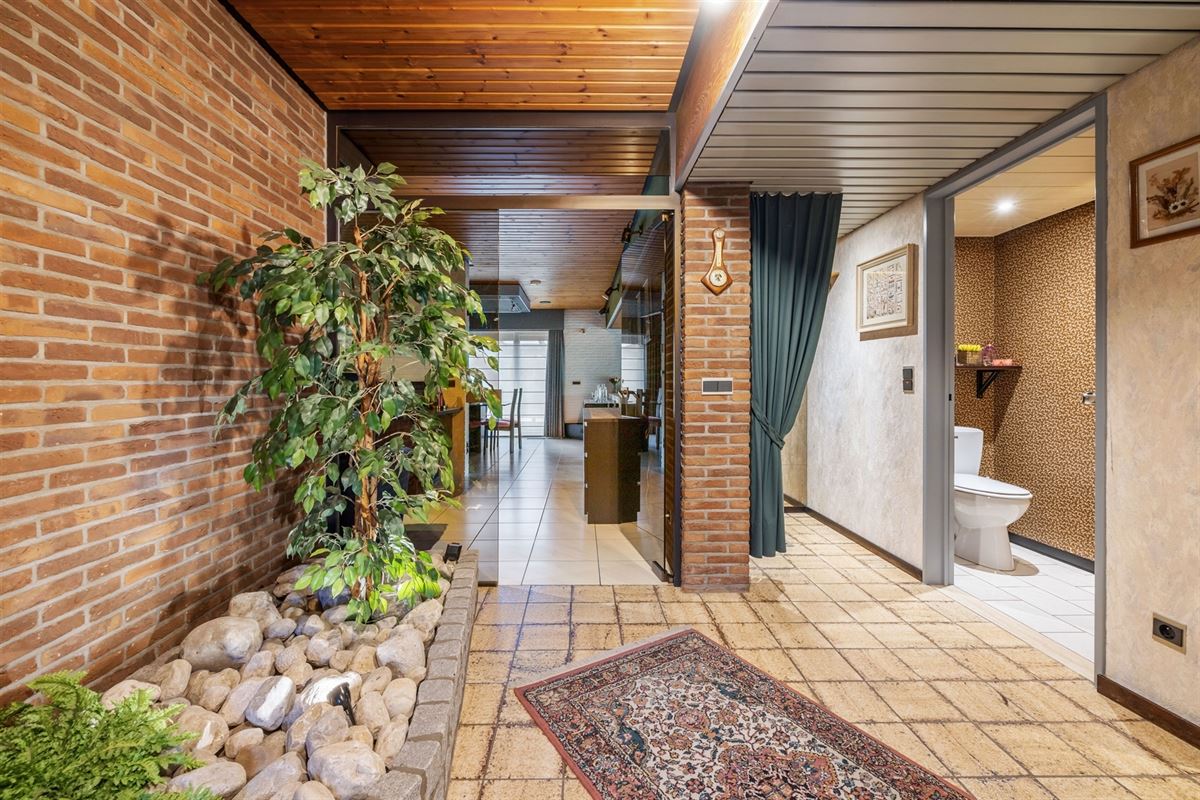 HEEL GOED ONDERHOUDEN WONING MET 3 SLAAPKAMERS UITERST RUSTIG GELEGEN OP EEN PERCEEL VAN 14A TE HEPPEN